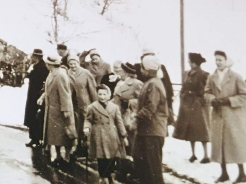 Wandergruppe vor Buttenwäldchen Tunnel